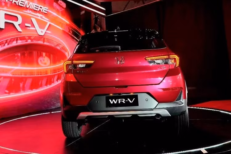 Được phát triển dựa trên cơ sở gầm bệ của Honda BR-V, WR-V mới sở hữu chiều dài chỉ 4.060 mm, chiều rộng 1.780 mm, chiều cao 1.608 mm và chiều dài cơ sở 2.485 mm. Bên cạnh đó là chiều cao gầm 220 mm, tương đương với Mitsubishi Xpander, và khoang hành lý có thể tích 380 lít.