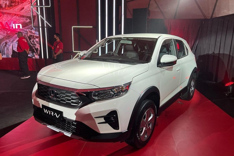 Honda WR-V 2023 dành cho Thái Lan dự kiến sẽ được nhập khẩu nguyên chiếc từ Indonesia, tương tự người anh em BR-V. Do đó, sẽ không ngạc nhiên nếu xe ở Thái Lan có thông số kỹ thuật, thiết kế và trang bị tương tự Honda WR-V 2023 tại Indonesia.