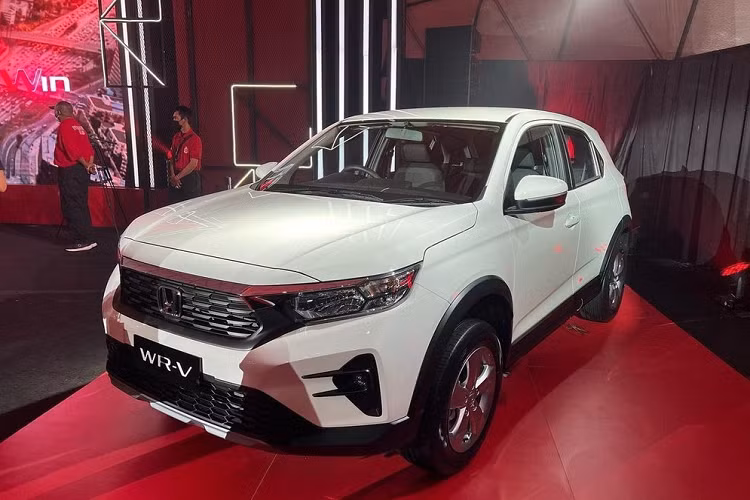 Honda WR-V 2023 dành cho Thái Lan dự kiến sẽ được nhập khẩu nguyên chiếc từ Indonesia, tương tự người anh em BR-V. Do đó, sẽ không ngạc nhiên nếu xe ở Thái Lan có thông số kỹ thuật, thiết kế và trang bị tương tự Honda WR-V 2023 tại Indonesia.