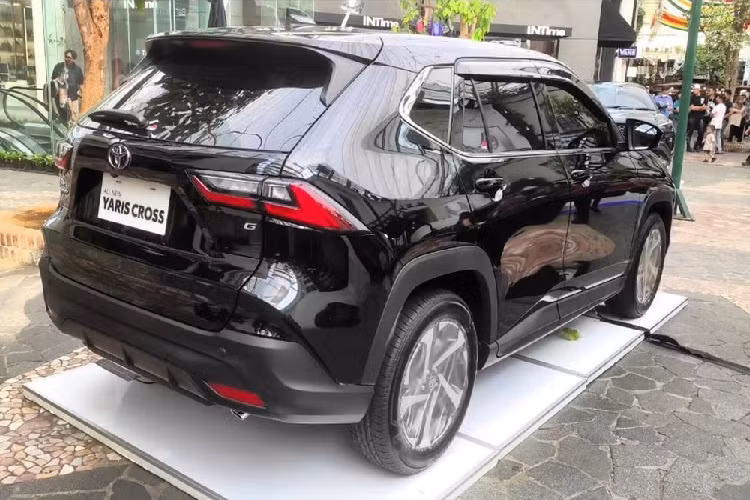 So với bản cao cấp, Toyota Yaris Cross G MT 2023 không có đèn chào mừng, tấm ốp màu bạc bên dưới cản trước/sau, baga nóc màu bạc và cửa cốp chỉnh điện, tích hợp cảm biến đá cốp. Ngoài ra, các bản cao cấp của mẫu SUV cỡ B này còn dùng vành hợp kim 18 inch thay vì 17 inch. Bên trong xe chỉ được trang bị ghế bọc nỉ. Trong khi đó, mặt táp-lô và tapi cửa vẫn được bọc bằng chất liệu mềm mại.