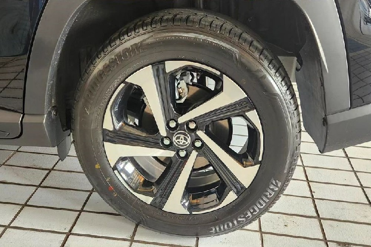 Nếu chỉ nhìn thoáng qua, sẽ khó có thể phân biệt được Toyota Yaris Cross 2023 bản G MT với những bản cao cấp hơn. Nguyên nhân là bởi bản tiêu chuẩn của mẫu SUV cỡ B này cũng được trang bị lưới tản nhiệt hình thang sơn màu đen bóng, đèn pha LED phản xạ đa hướng, dải đèn LED định vị ban ngày và đèn sương mù trước.