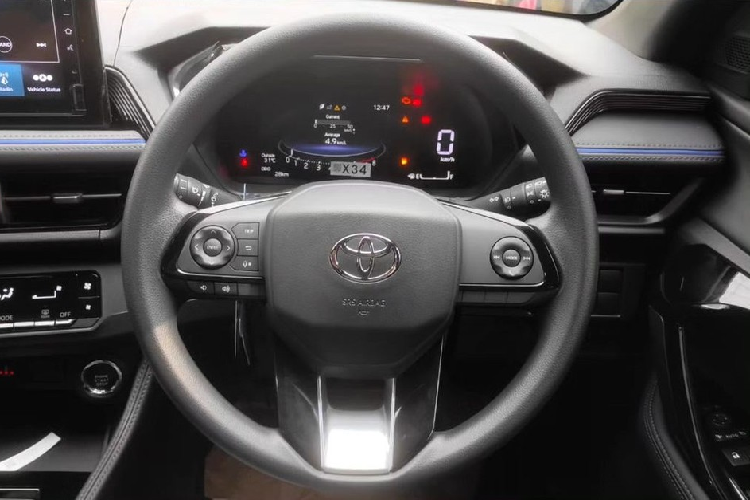 Tuy nhiên, nội thất của Toyota Yaris Cross G MT 2023 cũng khá ổn và trông không quá rẻ tiền. Xe cũng có vô lăng 3 chấu, tích hợp một số nút bấm, bảng đồng hồ với màn hình đa thông tin TFT 7 inch và màn hình cảm ứng trung tâm 9 inch, đặt nổi trên mặt táp-lô. Màn hình này hỗ trợ kết nối với điện thoại thông minh qua Android Auto và Apple Carplay.