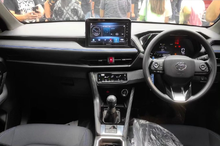 Tuy nhiên Toyota Yaris Cross G MT 2023 giá rẻ vẫn dùng vành hợp kim 17 inch với thiết kế 5 chấu, phay xước 2 màu, thay vì vành thép. Trang bị này khiến xe trông cao cấp và "tươm tất" hơn. Tiếp đến là cụm đèn hậu LED kết hợp đèn Halogen, ăng ten vây cá và cánh gió mui tích hợp đèn phanh trên cao như các bản cao cấp.
