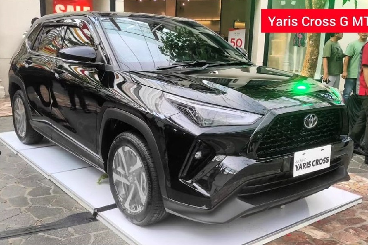 Toyota Yaris Cross 2023 mới là mẫu SUV cỡ B đã ra mắt thị trường Indonesia vào hồi tháng 5 vừa qua. Ở thị trường này, xe có tổng cộng 6 phiên bản là G MT, G CVT, S CVT, S GR Sport CVT, S Hybrid và S GR Sport Hybrid. Trong đó, bản G MT tiêu chuẩn có giá 351 triệu Rupiah (khoảng 554 triệu đồng).