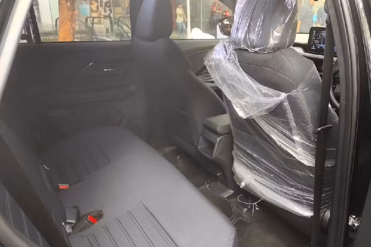 Trong khi đó, trang bị an toàn của Toyota Yaris Cross 2023 bản số sàn bao gồm 6 túi khí, hệ thống chống bó cứng phanh ABS, phân phối lực phanh điện tử EBD, hỗ trợ khởi hành ngang dốc, cân bằng điện tử, cảnh báo điểm mù và cảnh báo phương tiện cắt ngang khi lùi.