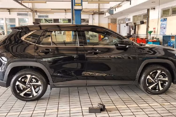 Tương tự các phiên bản còn lại, Toyota Yaris Cross G MT 2023 cũng được phát triển dựa trên cơ sở gầm bệ DNGA, dùng chung với Vios thế hệ mới, Veloz Cross và Raize. Xe sở hữu kích thước cụ thể bao gồm chiều dài 4.310 mm, chiều rộng 1.770 mm, chiều cao 1.615 mm, chiều dài cơ sở 2.620 mm và chiều cao gầm 220 mm.