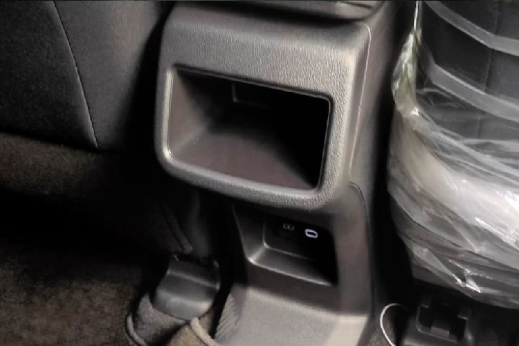 Như vậy, bản tiêu chuẩn của xe không có gói công nghệ an toàn chủ động Toyota Safety Sense đầy đủ, bao gồm những tính năng như hệ thống kiểm soát hành trình thích ứng, cảnh báo tiền va chạm, hỗ trợ giữ làn đường, cảnh báo lệch làn đường, đèn pha thích ứng tự động, kiểm soát vận hành chân ga và cảnh báo phương tiện phía trước khởi hành. Camera 360 độ đương nhiên cũng không có ở bản G MT này.