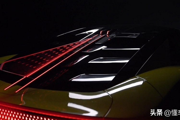 Tuy nhiên, có thể thấy là xe sẽ chỉ có 2 ghế ngồi, tương tự những mẫu siêu xe truyền thống khác. Là đối thủ của siêu xe Aion Hyper SSR do hãng GAC sản xuất, Yangwang U9 có thể tăng tốc từ 0-100 km/h trong thời gian chỉ 2 giây. So với đối thủ đồng hương, siêu xe này tăng tốc chậm hơn 0,1 giây.