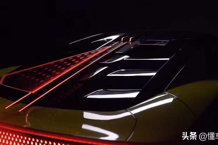 Tuy nhiên, có thể thấy là xe sẽ chỉ có 2 ghế ngồi, tương tự những mẫu siêu xe truyền thống khác. Là đối thủ của siêu xe Aion Hyper SSR do hãng GAC sản xuất, Yangwang U9 có thể tăng tốc từ 0-100 km/h trong thời gian chỉ 2 giây. So với đối thủ đồng hương, siêu xe này tăng tốc chậm hơn 0,1 giây.