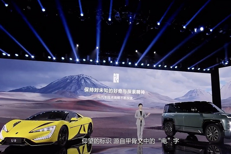 Trong sự kiện ra mắt thương hiệu xe điện hạng sang YangWang mới, hãng BYD của Trung Quốc đã vén màn 2 mẫu ô tô là U8 và U9. Nếu như U8 là SUV việt dã thuần điện hạng sang thì YangWang U9 chạy điện thuộc phân khúc siêu xe thể thao với thiết kế và thông số vận hành ấn tượng.