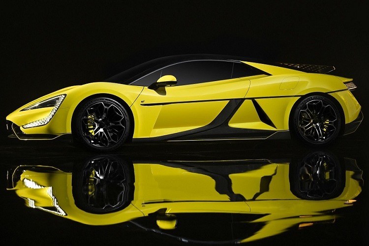 Thêm vào đó là sọc màu đen nối liền với chi tiết trang trí sau chắn bùn trước và kéo dài đến đèn hậu, cửa cánh chim cũng như tay nắm cửa nằm chìm vào thân xe.