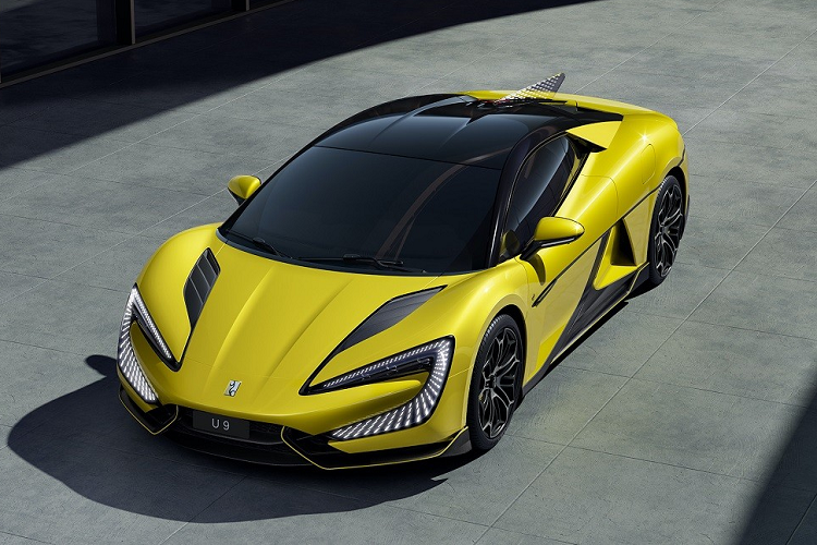 Đèn pha của YangWang U9 nối liền với khe gió trên nắp ca-pô. Ngoài ra, trên đầu xe còn có bộ chẻ khí trước tích hợp vây cá. Nhìn bên sườn, YangWang U9 sẽ gợi liên tưởng đến những mẫu siêu xe như Lamborghini. Tại đây, xe được trang bị hốc hút gió hình tam giác nằm phía trước chắn bùn sau.