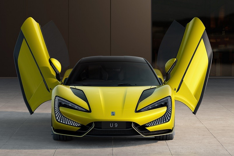 Tuy là ôtô điện nhưng YangWang U9 lại có nắp khoang động cơ giả phía sau, theo phong cách siêu xe Lamborghini. Nắp khoang động cơ giả đi kèm với vây cá trong suốt cũng học hỏi từ thương hiệu siêu xe Ý.
