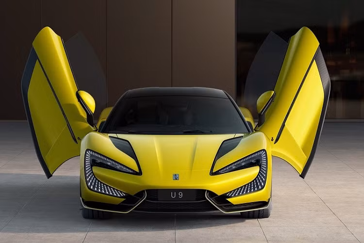 Tuy là ôtô điện nhưng YangWang U9 lại có nắp khoang động cơ giả phía sau, theo phong cách siêu xe Lamborghini. Nắp khoang động cơ giả đi kèm với vây cá trong suốt cũng học hỏi từ thương hiệu siêu xe Ý.