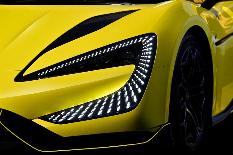 Điểm nhấn đập vào mắt của mẫu ôtô điện Trung Quốc này là cụm đèn LED hình chữ "C" cỡ lớn, ôm lấy mũi xe theo phong cách xe đua Công thức 1. Tuy nhiên, cụm đèn này gợi liên tưởng đến những mẫu xe đời mới của Toyota ra mắt trong thời gian gần đây như Crown hay bZ3.