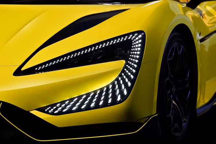 Điểm nhấn đập vào mắt của mẫu ôtô điện Trung Quốc này là cụm đèn LED hình chữ "C" cỡ lớn, ôm lấy mũi xe theo phong cách xe đua Công thức 1. Tuy nhiên, cụm đèn này gợi liên tưởng đến những mẫu xe đời mới của Toyota ra mắt trong thời gian gần đây như Crown hay bZ3.