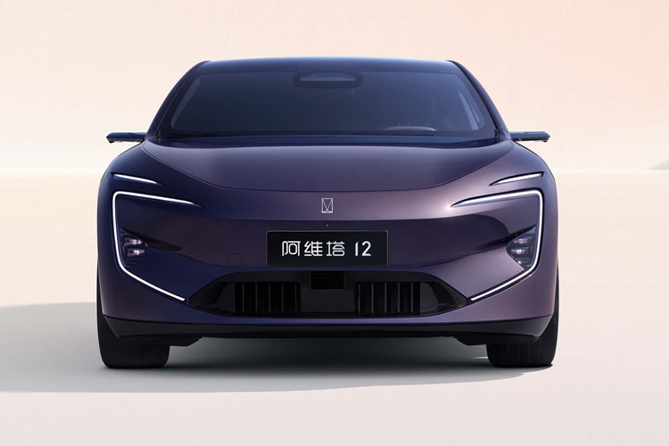 Ngoài ra, kích thước thân xe với chiều dài, chiều rộng và chiều cao lần lượt là 5.020/1.999/1.460 (1.450) mm chiều dài cơ sở là 3.020 mm. Về nội thất, Avita 12 áp dụng concept thiết kế tối giản của Gentle Tech, giảm bớt các nút bấm vật lý và chỉ giữ lại những nút bấm thiết yếu có tính thực dụng cao.