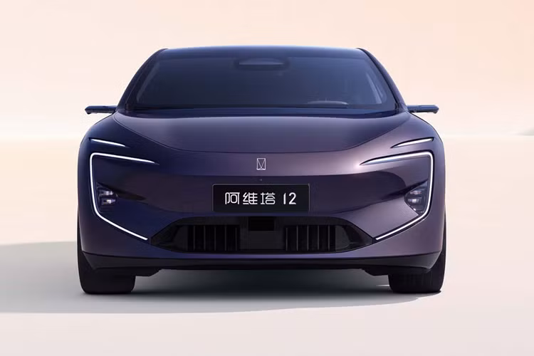 Ngoài ra, kích thước thân xe với chiều dài, chiều rộng và chiều cao lần lượt là 5.020/1.999/1.460 (1.450) mm chiều dài cơ sở là 3.020 mm. Về nội thất, Avita 12 áp dụng concept thiết kế tối giản của Gentle Tech, giảm bớt các nút bấm vật lý và chỉ giữ lại những nút bấm thiết yếu có tính thực dụng cao.