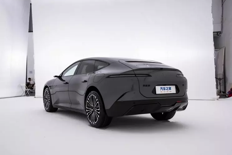 Theo tiết lộ chính thức, Avita 12 cũng được xây dựng dựa trên nền tảng công nghệ xe điện thông minh CHN, bám sát lộ trình công nghệ trí tuệ cảm xúc của người dùng. Dưới sự trao quyền sâu sắc của chế độ CHN, nó được trang bị hệ thống xe HarmonyOS Huawei Hongmeng và Huawei cao cấp, hệ thống lái thông minh ADS 2.0.