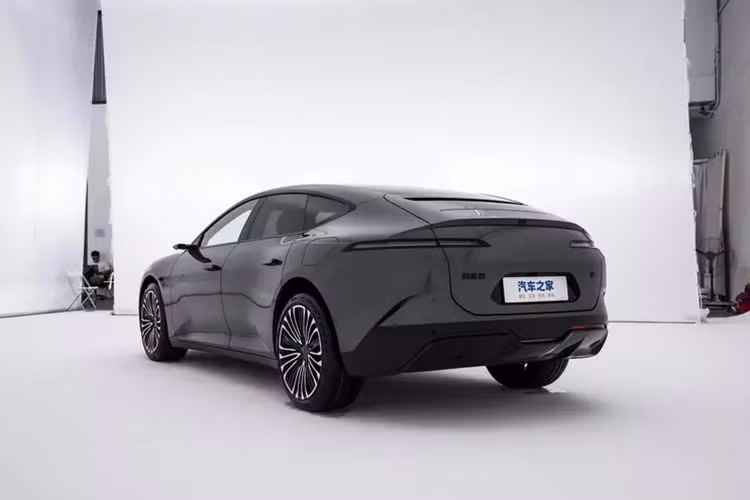 Theo tiết lộ chính thức, Avita 12 cũng được xây dựng dựa trên nền tảng công nghệ xe điện thông minh CHN, bám sát lộ trình công nghệ trí tuệ cảm xúc của người dùng. Dưới sự trao quyền sâu sắc của chế độ CHN, nó được trang bị hệ thống xe HarmonyOS Huawei Hongmeng và Huawei cao cấp, hệ thống lái thông minh ADS 2.0.