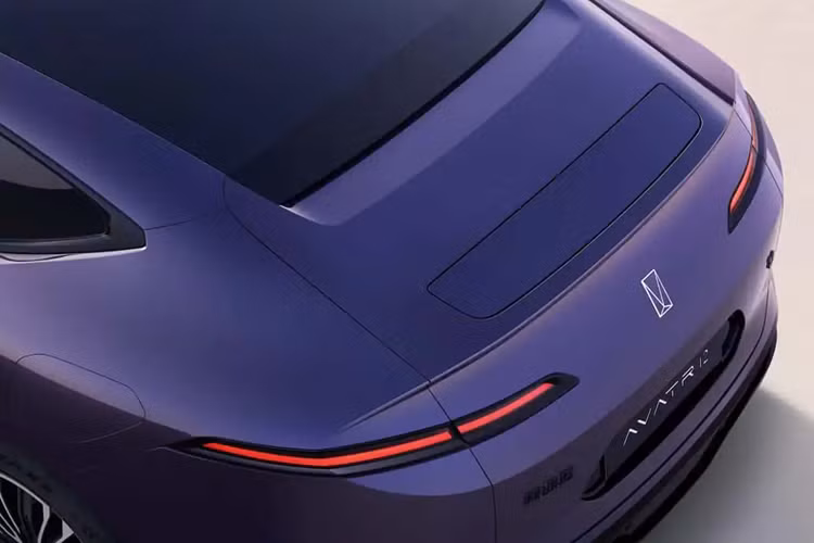 Về sức mạnh, mẫu dẫn động bốn bánh Avita 12 được trang bị hệ thống động cơ kép DriveONE của Huawei, với công suất tối đa của động cơ trước và sau lần lượt là 261 mã lực/308 mã lực, mẫu một động cơ có công suất tối đa 308 mã lực. Avita 12 còn được trang bị bộ pin lithium 3 ngôi CATL.