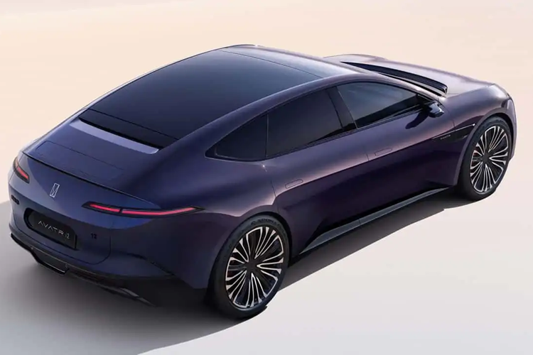 Buồng lái có thiết kế màn hình rộng toàn cảnh 4K 35,4 inch, với các màn hình hiển thị ở gương chiếu hậu chiếu trực tiếp bên ngoài hai bên và một số thông tin lái xe ở trung tâm. Phần điều khiển trung tâm tiếp tục được trang bị màn hình điều khiển trung tâm 15,6 inch.