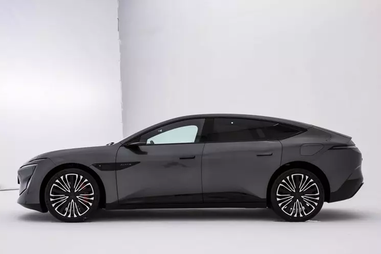 Avita 12 2024 chạy điện đã ra mắt lần đầu tiên tại Triển lãm ô tô Munich. Nó tuân thủ ý tưởng thiết kế tổng thể của "Sự thanh lịch trong tương lai" và sử dụng mặt trước dạng cánh đĩa và được trang bị một hình mặt trăng sáp cực kỳ độc đáo. Màn hình Halo dưới kính chắn gió phía trước.