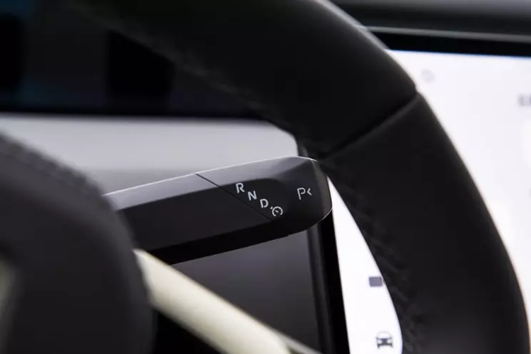 Điều đáng nói là xe không sử dụng gương chiếu hậu ngoại thất truyền thống mà sử dụng camera, giúp nâng cao đáng kể cảm giác công nghệ cho xe. Thiết kế đuôi xe của xe khá độc đáo với các đường cửa sổ hội tụ nhanh về phía sau tạo thành cửa sổ sau hình chữ V sắc nét.