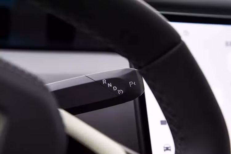 Điều đáng nói là xe không sử dụng gương chiếu hậu ngoại thất truyền thống mà sử dụng camera, giúp nâng cao đáng kể cảm giác công nghệ cho xe. Thiết kế đuôi xe của xe khá độc đáo với các đường cửa sổ hội tụ nhanh về phía sau tạo thành cửa sổ sau hình chữ V sắc nét.