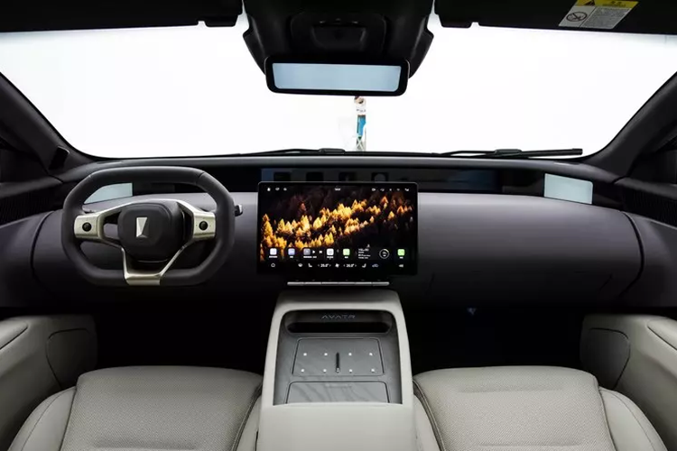 Avita 12 có những đường nét thân xe mượt mà, thiết kế fastback có thể khiến nó trông nhanh nhẹn và thời trang hơn mà không có sự cồng kềnh như những chiếc xe cỡ vừa và lớn truyền thống. Chắn bùn cơ bắp cùng bánh xe cỡ lớn thể hiện dáng vẻ thể thao của xe.