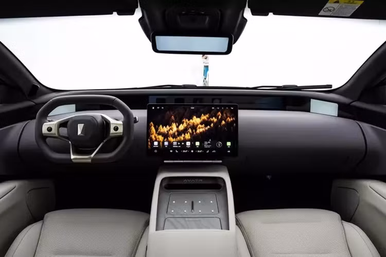 Avita 12 có những đường nét thân xe mượt mà, thiết kế fastback có thể khiến nó trông nhanh nhẹn và thời trang hơn mà không có sự cồng kềnh như những chiếc xe cỡ vừa và lớn truyền thống. Chắn bùn cơ bắp cùng bánh xe cỡ lớn thể hiện dáng vẻ thể thao của xe.