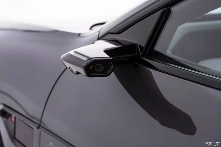 Mặt trước đơn giản không có lưới tản nhiệt được trang trí chỉ bằng đèn xe hai bên, rất tương lai. Trong số đó, đèn LED chạy ban ngày và đèn báo rẽ có thể hiển thị dòng nước động. Không những vậy, phía trước xe sẽ được trang bị một số lượng lớn cảm biến như radar laser bán rắn (3 theo tiêu chuẩn), radar sóng milimet, radar siêu âm và camera.