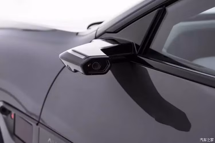 Mặt trước đơn giản không có lưới tản nhiệt được trang trí chỉ bằng đèn xe hai bên, rất tương lai. Trong số đó, đèn LED chạy ban ngày và đèn báo rẽ có thể hiển thị dòng nước động. Không những vậy, phía trước xe sẽ được trang bị một số lượng lớn cảm biến như radar laser bán rắn (3 theo tiêu chuẩn), radar sóng milimet, radar siêu âm và camera.