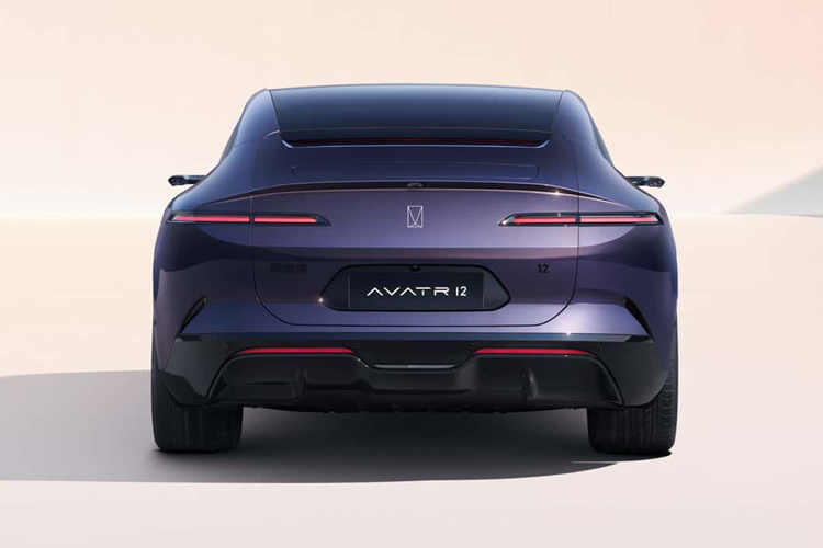 Xe còn có 27 loa, hệ thống đèn viền nội thất thông minh 64 màu và 3 giải pháp tạo hương thơm cá nhân hóa. Bảng điều khiển trung tâm được trang bị đế sạc không dây và giá để cốc, đồng thời mỗi cửa đều được trang bị không gian chứa đồ ẩn kiểu lật, đảm bảo dung lượng chứa đồ trong khi vẫn duy trì sự thống nhất về hình ảnh và sự riêng tư trong cabin.