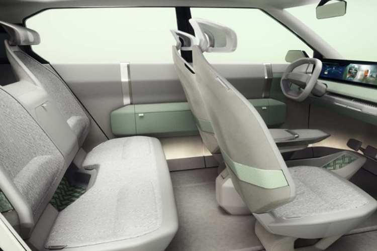 Cung cấp sức mạnh cho Kia EV3 sẽ là mô-tơ đơn mặc định và mô-tơ đôi cao cấp. Thông số xe hiện vẫn đang được giữ kín. EV3 sẽ là một phần quan trọng trong kế hoạch của Kia nhằm mở rộng đáng kể dòng sản phẩm xe điện của mình.