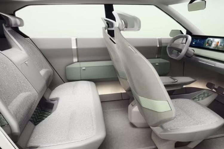 Cung cấp sức mạnh cho Kia EV3 sẽ là mô-tơ đơn mặc định và mô-tơ đôi cao cấp. Thông số xe hiện vẫn đang được giữ kín. EV3 sẽ là một phần quan trọng trong kế hoạch của Kia nhằm mở rộng đáng kể dòng sản phẩm xe điện của mình.