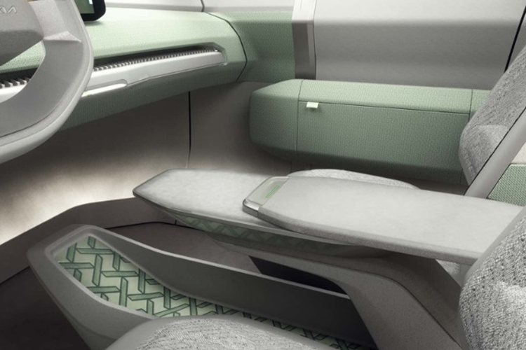 Ngoài ra, xe có thể có hệ thống bán tự lái có tên AutoMode ở các bản cao. Kia EV3 được trang bị hệ thống khung gầm loại E-GMP giống EV6 và EV9. Tuy nhiên, xe lại được dùng nền tảng phần cứng 400V tiết kiệm hơn. Pin xe có dung lượng dao động từ 58 tới 77.4 kWh.