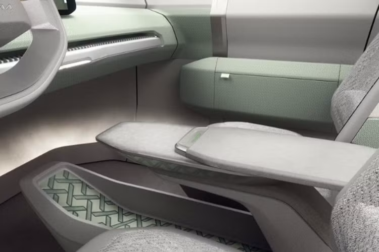 Ngoài ra, xe có thể có hệ thống bán tự lái có tên AutoMode ở các bản cao. Kia EV3 được trang bị hệ thống khung gầm loại E-GMP giống EV6 và EV9. Tuy nhiên, xe lại được dùng nền tảng phần cứng 400V tiết kiệm hơn. Pin xe có dung lượng dao động từ 58 tới 77.4 kWh.