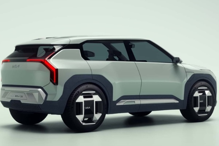 Mục tiêu của hãng là đạt doanh số xe điện một triệu chiếc trên toàn cầu vào năm 2026 và cuối cùng đưa xe điện điện chiếm gần 40% doanh số bán hàng toàn cầu vào năm 2030. Xe sẽ chính thức ra mắt vào giữa 2024, giá xe Kia EV3 2024 khởi điểm dự đoán là 30.000 USD (tương đương khoảng 727,7 triệu đồng).