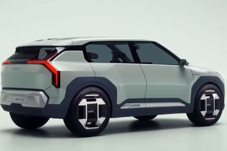 Mục tiêu của hãng là đạt doanh số xe điện một triệu chiếc trên toàn cầu vào năm 2026 và cuối cùng đưa xe điện điện chiếm gần 40% doanh số bán hàng toàn cầu vào năm 2030. Xe sẽ chính thức ra mắt vào giữa 2024, giá xe Kia EV3 2024 khởi điểm dự đoán là 30.000 USD (tương đương khoảng 727,7 triệu đồng).