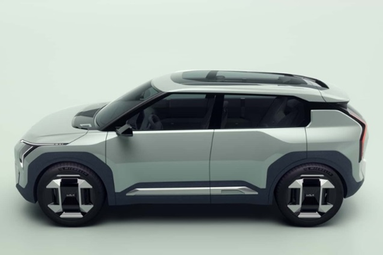 Về nội thất, hãng xe Hàn Quốc vẫn duy trì phong cách thiết kế tinh tế, tối giản trên EV3. Bên trong khoang cabin sử dụng nhiều chất liệu thân thiện với môi trường như ghế xe được làm từ vi sợi tự nhiên với cấu trúc cực vững chắc trong khi cụm điều khiển trung tâm làm từ rễ nấm đã qua xử lý đặc biệt.