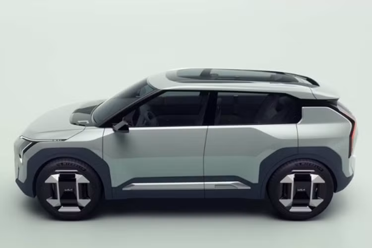 Về nội thất, hãng xe Hàn Quốc vẫn duy trì phong cách thiết kế tinh tế, tối giản trên EV3. Bên trong khoang cabin sử dụng nhiều chất liệu thân thiện với môi trường như ghế xe được làm từ vi sợi tự nhiên với cấu trúc cực vững chắc trong khi cụm điều khiển trung tâm làm từ rễ nấm đã qua xử lý đặc biệt.