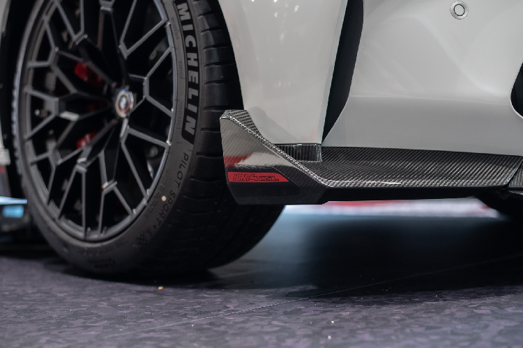 Đặc biệt là xe có dải tem đua màu đro, tương đồng với phần nắp capo. M4 CSL so với M4 tiêu chuẩn, có điểm khác biệt là nắp khoang hành lý có cánh gió dạng đuôi vịt "ducktail" - chi tiết từng xuất hiện trên chiếc M3 CSL năm 2003.