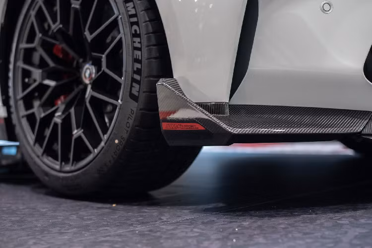 Đặc biệt là xe có dải tem đua màu đro, tương đồng với phần nắp capo. M4 CSL so với M4 tiêu chuẩn, có điểm khác biệt là nắp khoang hành lý có cánh gió dạng đuôi vịt "ducktail" - chi tiết từng xuất hiện trên chiếc M3 CSL năm 2003.