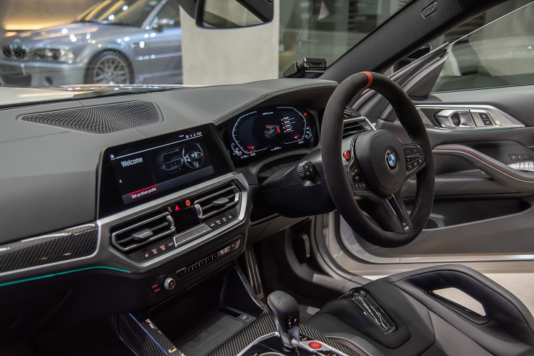 BMW M4 CSL thế hệ mới F82 được sản xuất giới hạn 1.000 chiếc toàn thế giới, mức giá khởi điểm 140.000 USD. Tại Singapore chỉ có 1 chiếc BMW M4 CSL nhập khẩu chính hãng nhưng không tiết lộ giá bán.