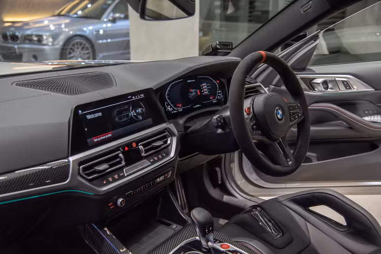 BMW M4 CSL thế hệ mới F82 được sản xuất giới hạn 1.000 chiếc toàn thế giới, mức giá khởi điểm 140.000 USD. Tại Singapore chỉ có 1 chiếc BMW M4 CSL nhập khẩu chính hãng nhưng không tiết lộ giá bán.