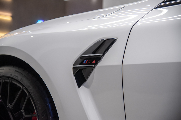 Hệ thống đèn LED ban ngày của M4 CSL có điểm tương đồng với M5 CS khi được đổi từ đèn trắng sang vàng. Chi tiết này tăng điểm nhấn của các mẫu xe đua phân hạng DTM. BMW M4 CSL có thiết kế đèn hậu hoàn toàn mới cùng công nghệ BMW Laser.