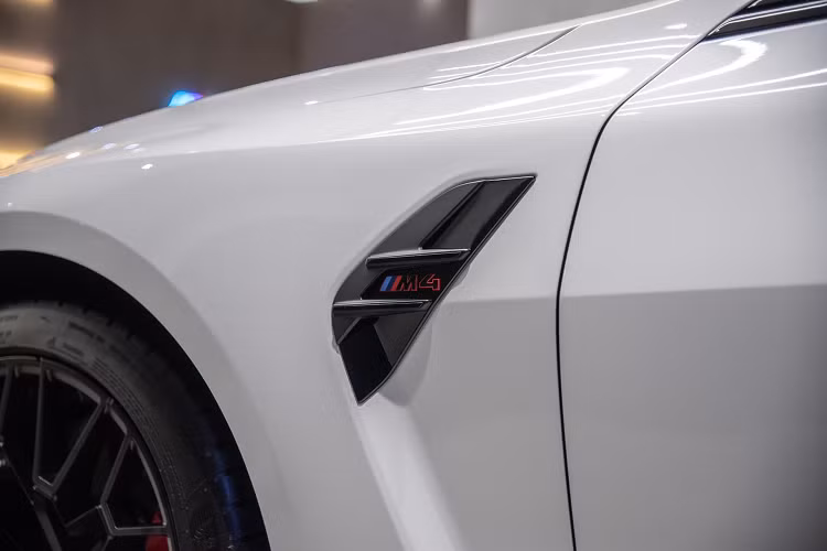 Hệ thống đèn LED ban ngày của M4 CSL có điểm tương đồng với M5 CS khi được đổi từ đèn trắng sang vàng. Chi tiết này tăng điểm nhấn của các mẫu xe đua phân hạng DTM. BMW M4 CSL có thiết kế đèn hậu hoàn toàn mới cùng công nghệ BMW Laser.