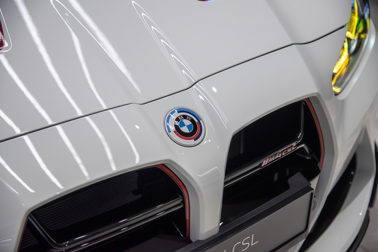 BMW M4 CSL thế hệ thứ 2 F82 được ra mắt nhân dịp kỷ niệm 50 năm thành lập BMW M và M4 CSL mang thiết kế logo đặc biệt bố trí nhiều điểm. Nội thất M4 CSL có 3 màu sơn ngoại thất gồm trắng Alpine White, đen Black Sapphire và xám Frozen Brooklyn Grey.