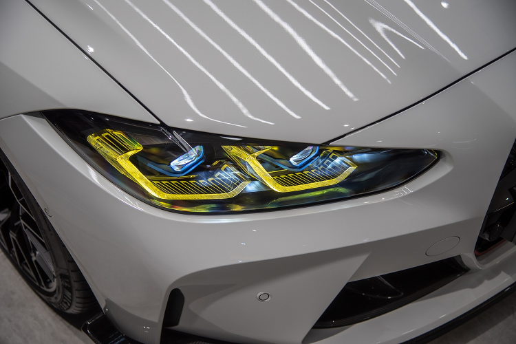 Đặc biệt nắp capo làm từ chất liệu sợi carbon CFRP nổi bật với 2 hốc gió cỡ lớn tối ưu cung cấp không khí và giải nhiệt cho động cơ. Phần mui xe cũng được làm từ sợi carbon CFRP vừa giảm khối lượng, vừa hạ trọng tâm của M4 CSL.